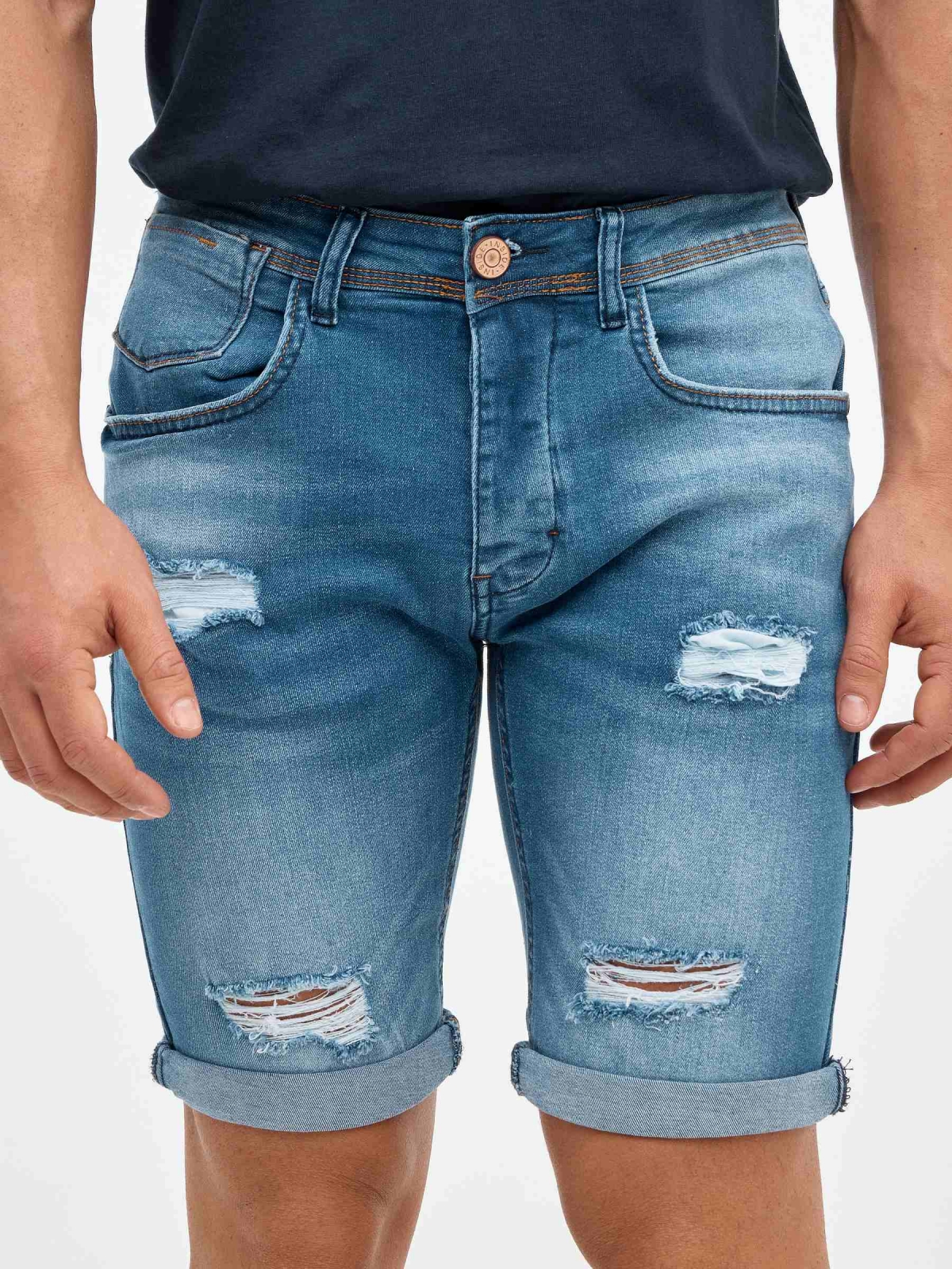 Bermuda jeans desgastada rasgada azul vista detalhe