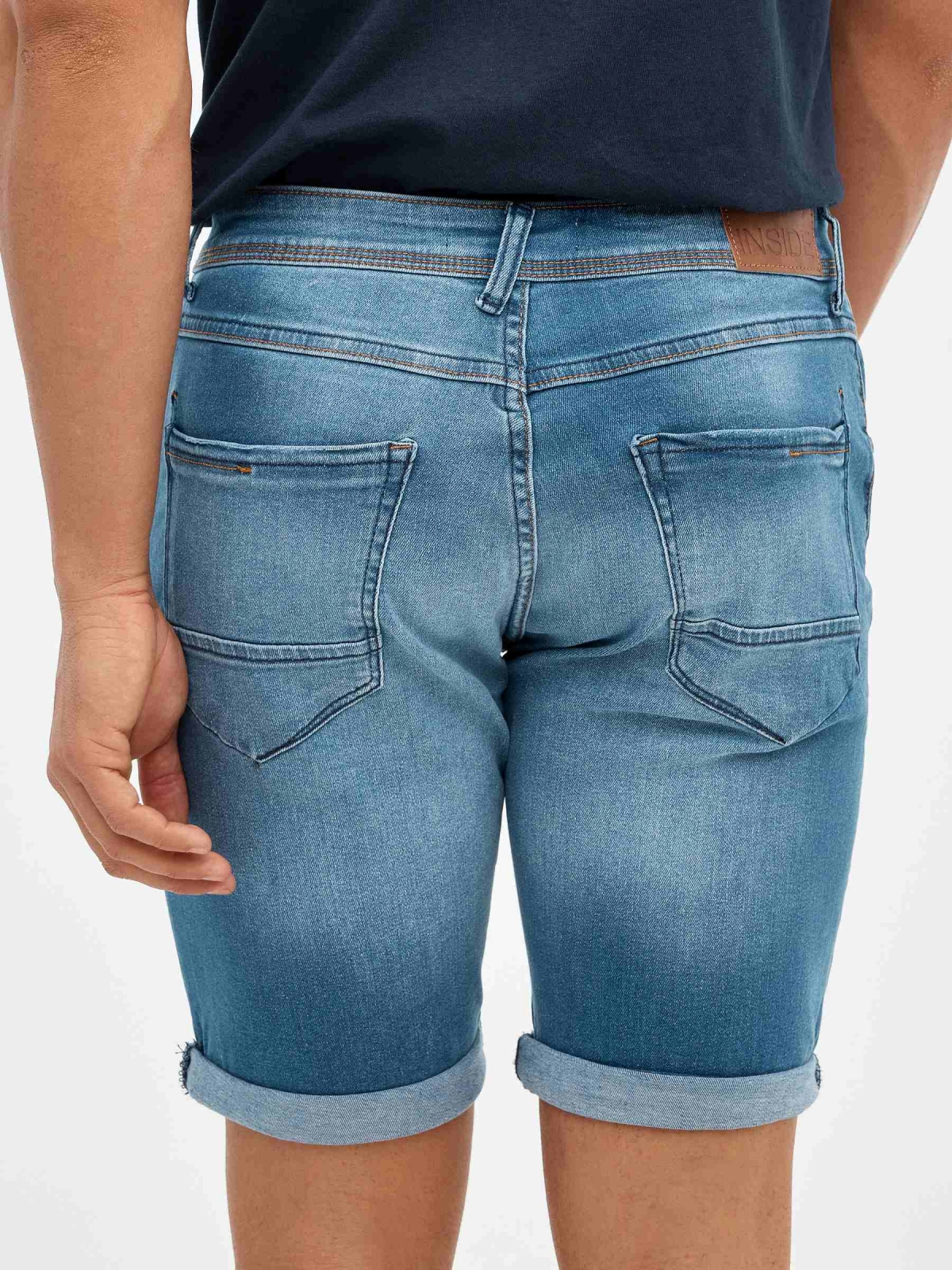 Bermuda jeans desgastada rasgada azul vista detalhe
