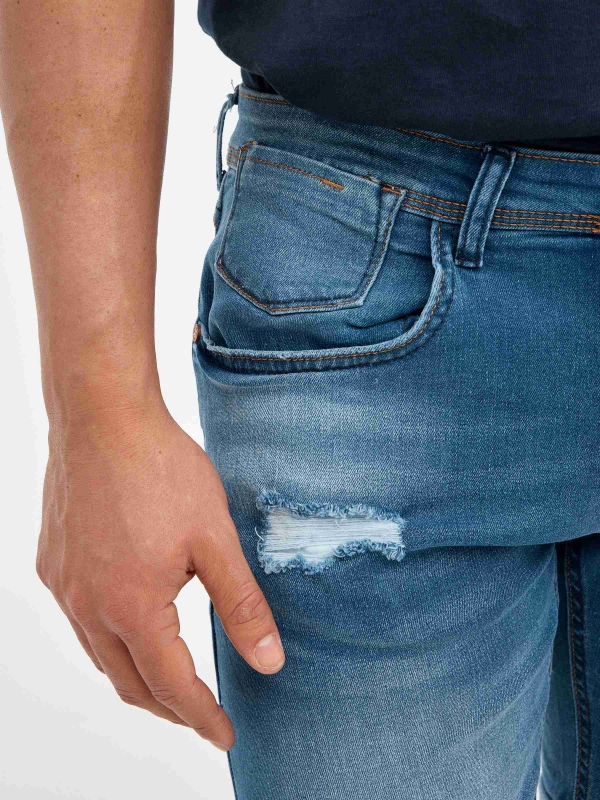 Bermuda jeans desgastada rasgada azul vista detalhe