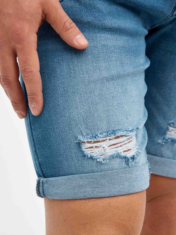 Bermuda jeans desgastada rasgada azul vista detalhe