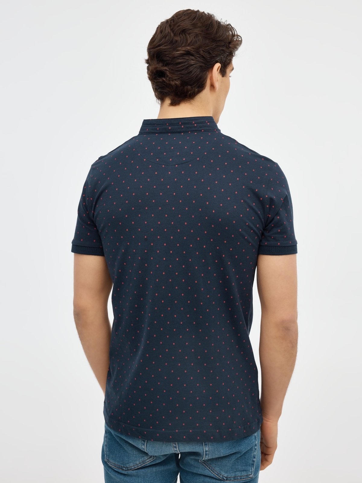 Polo cuello mao bolsillo azul vista media trasera