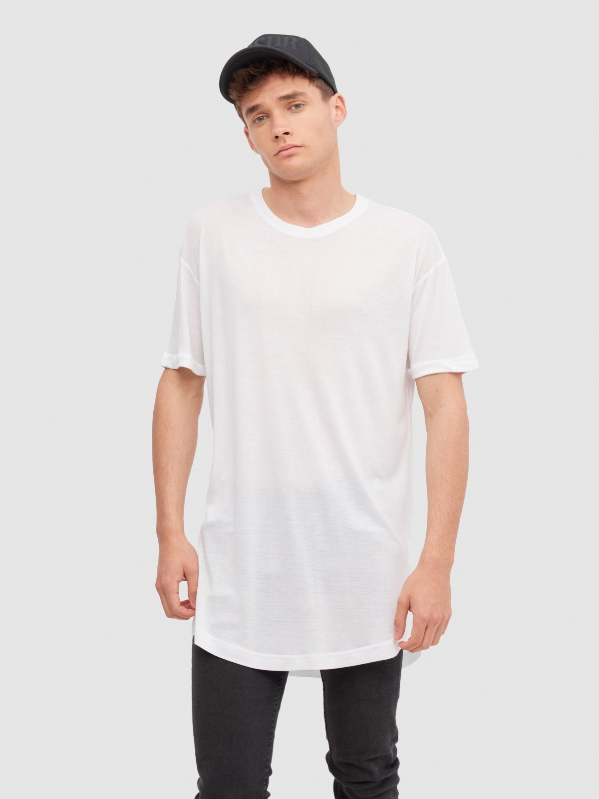 Camiseta longa básica branco vista meia frontal