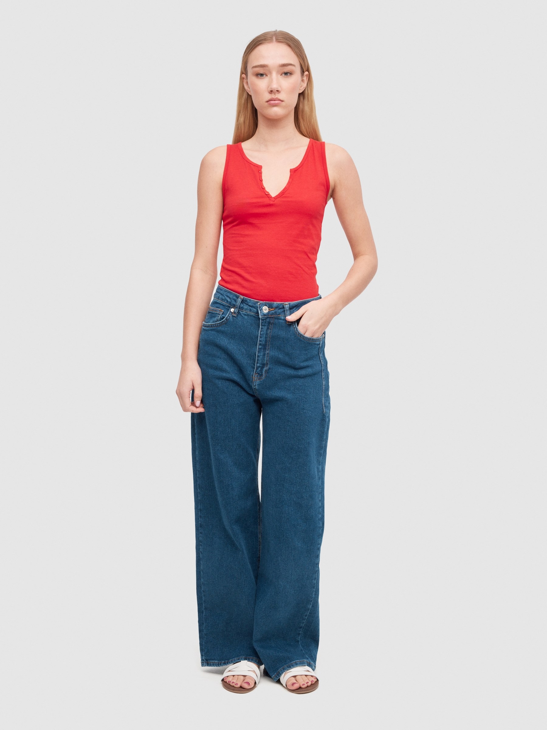 Camiseta cuello pico botones rojo vista media frontal