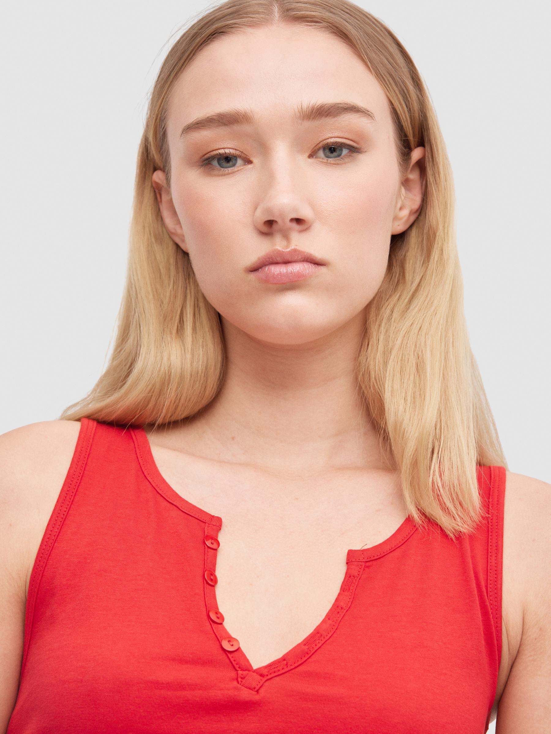 Camiseta cuello pico botones rojo vista media frontal