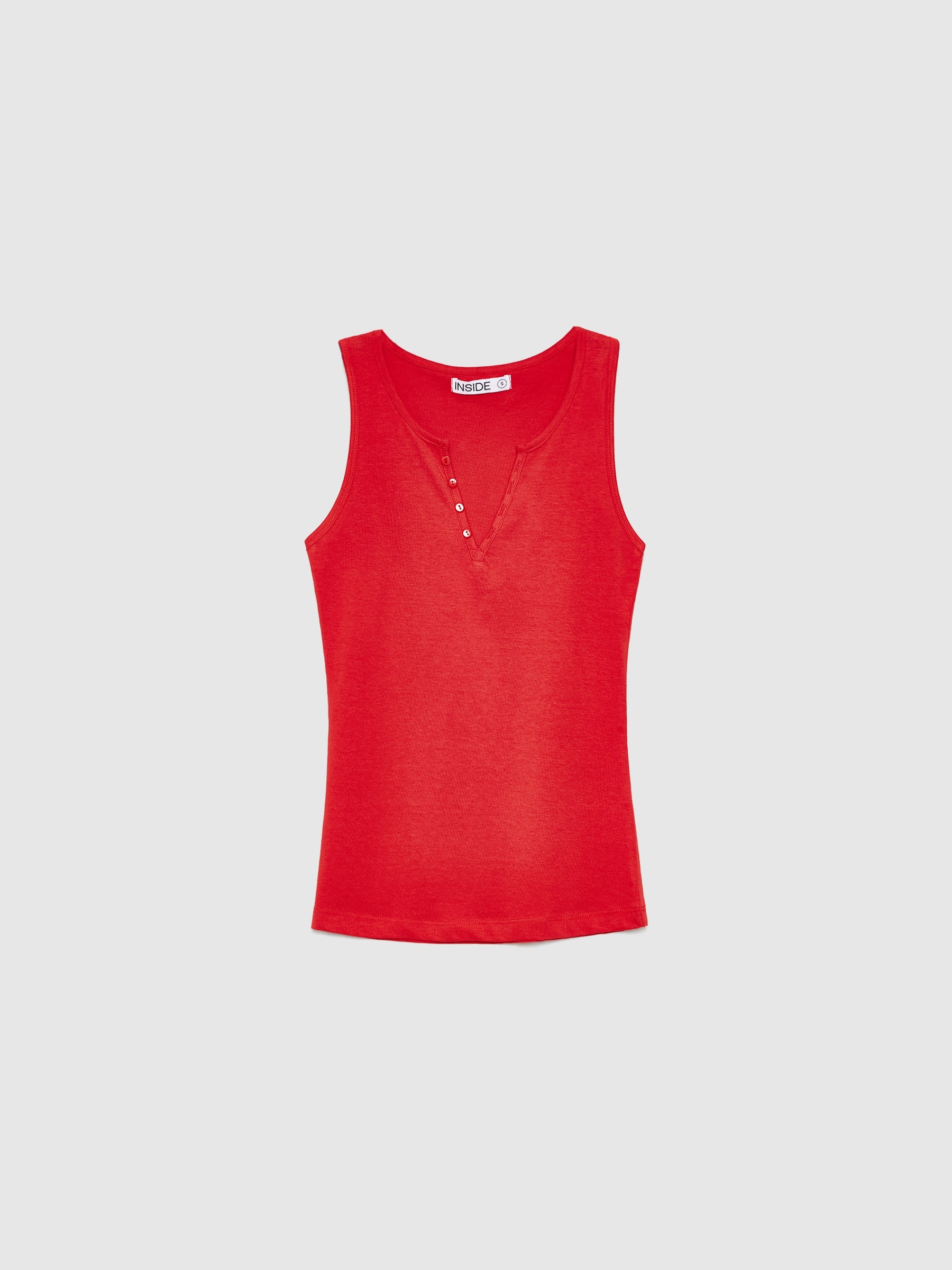 Camiseta cuello pico botones rojo vista media frontal