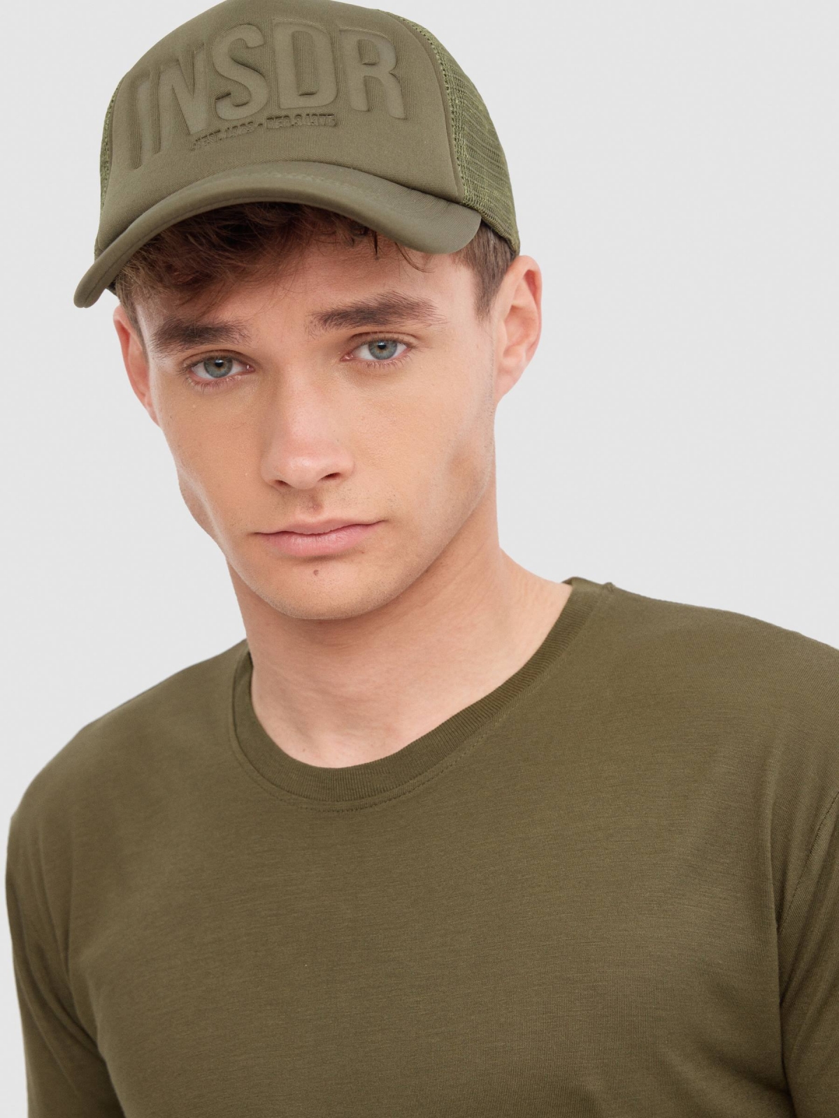 Camiseta longa básica verde vista detalhe