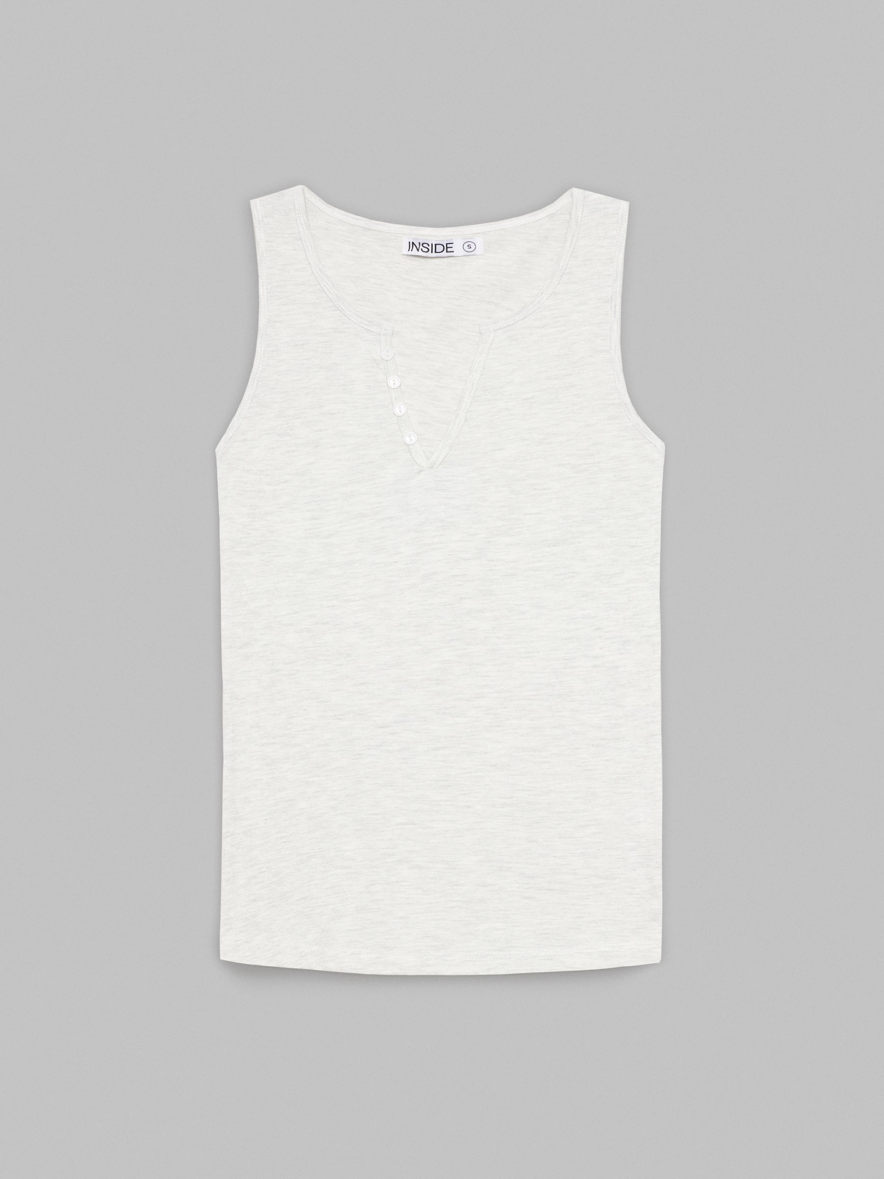 T-shirt decote em V com botões cinza vista meia frontal
