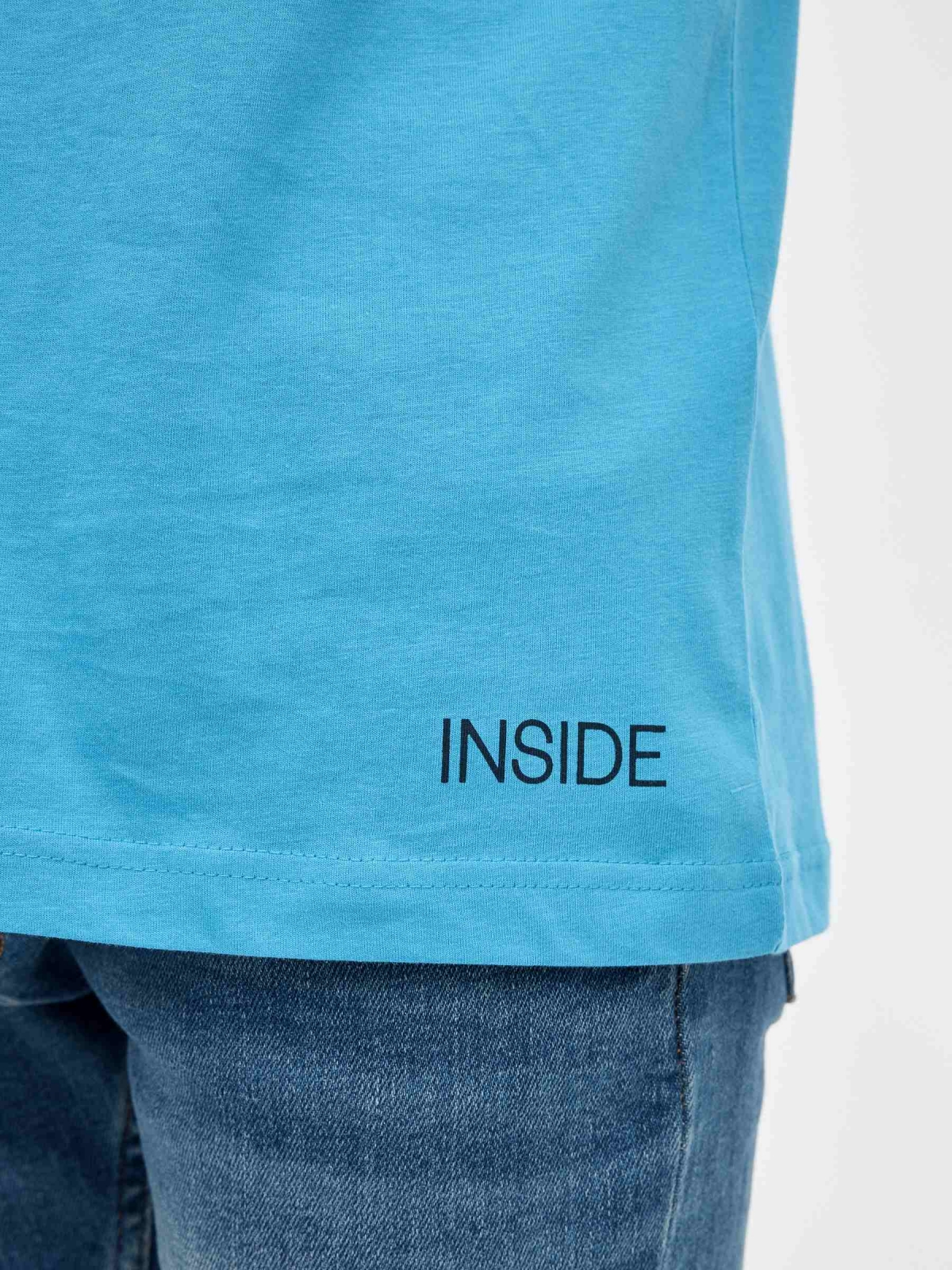 Camiseta básica manga corta azul vista detalle