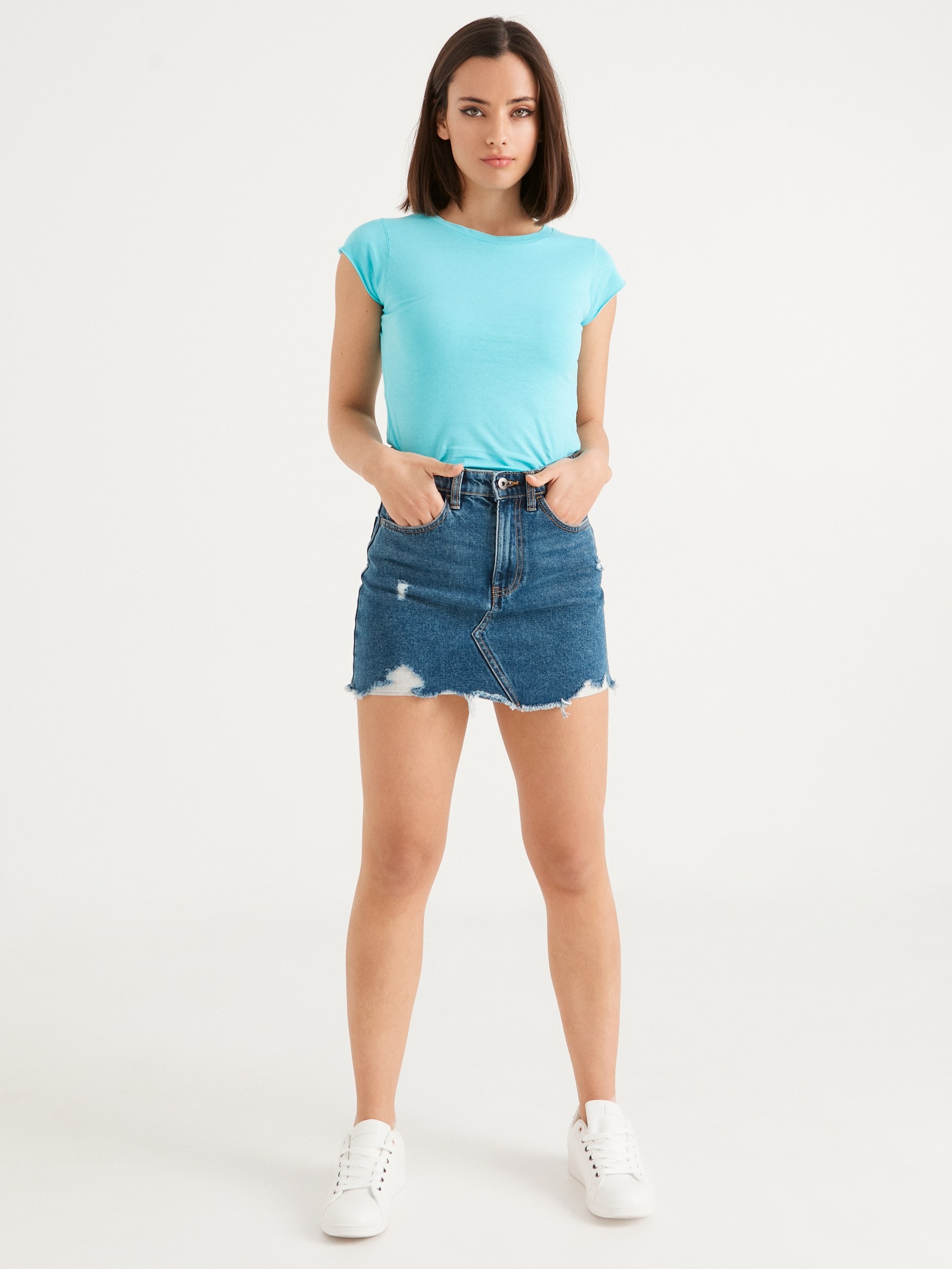 Basic round neck t-shirt blue middle front view