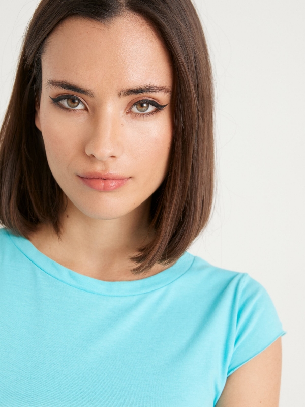 Basic round neck t-shirt blue detail view