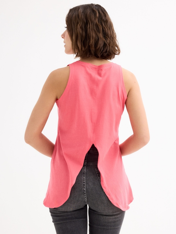 Camiseta abertura espalda rosa vista media trasera