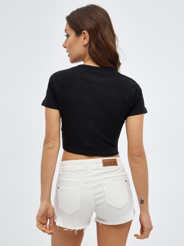 Short jeans detalhes crochê branco vista meia traseira