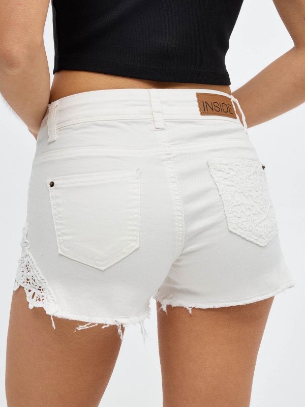 Short jeans detalhes crochê branco vista detalhe