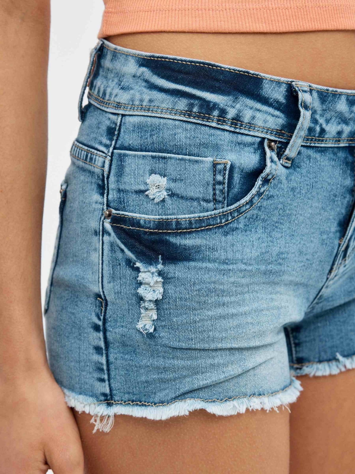 Short jeans desgastado rasgado azul vista detalhe