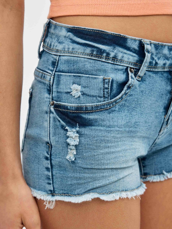 Short jeans desgastado rasgado azul vista detalhe