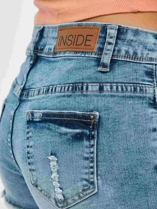 Short jeans desgastado rasgado azul vista detalhe