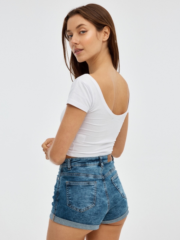 Shorts jeans rasgados botões azul vista meia traseira