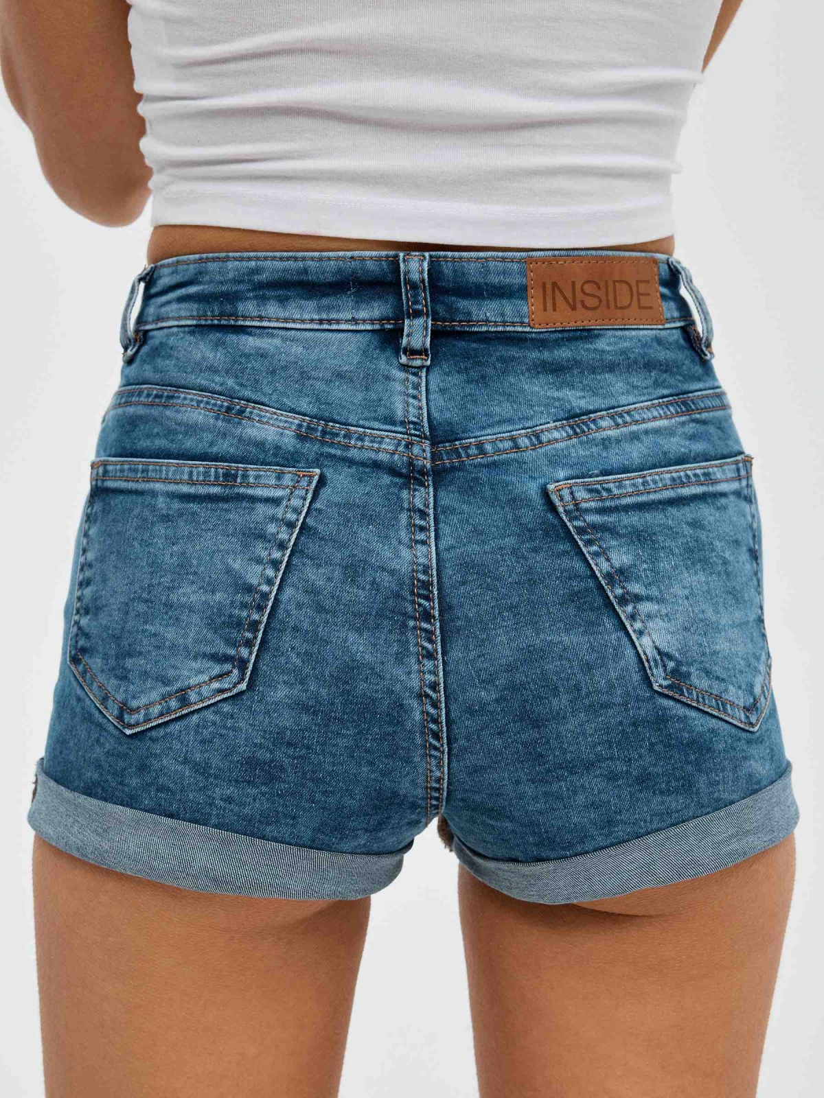 Shorts jeans rasgados botões azul vista detalhe