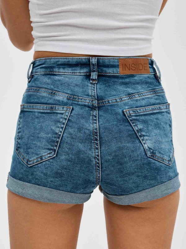 Shorts jeans rasgados botões azul vista detalhe