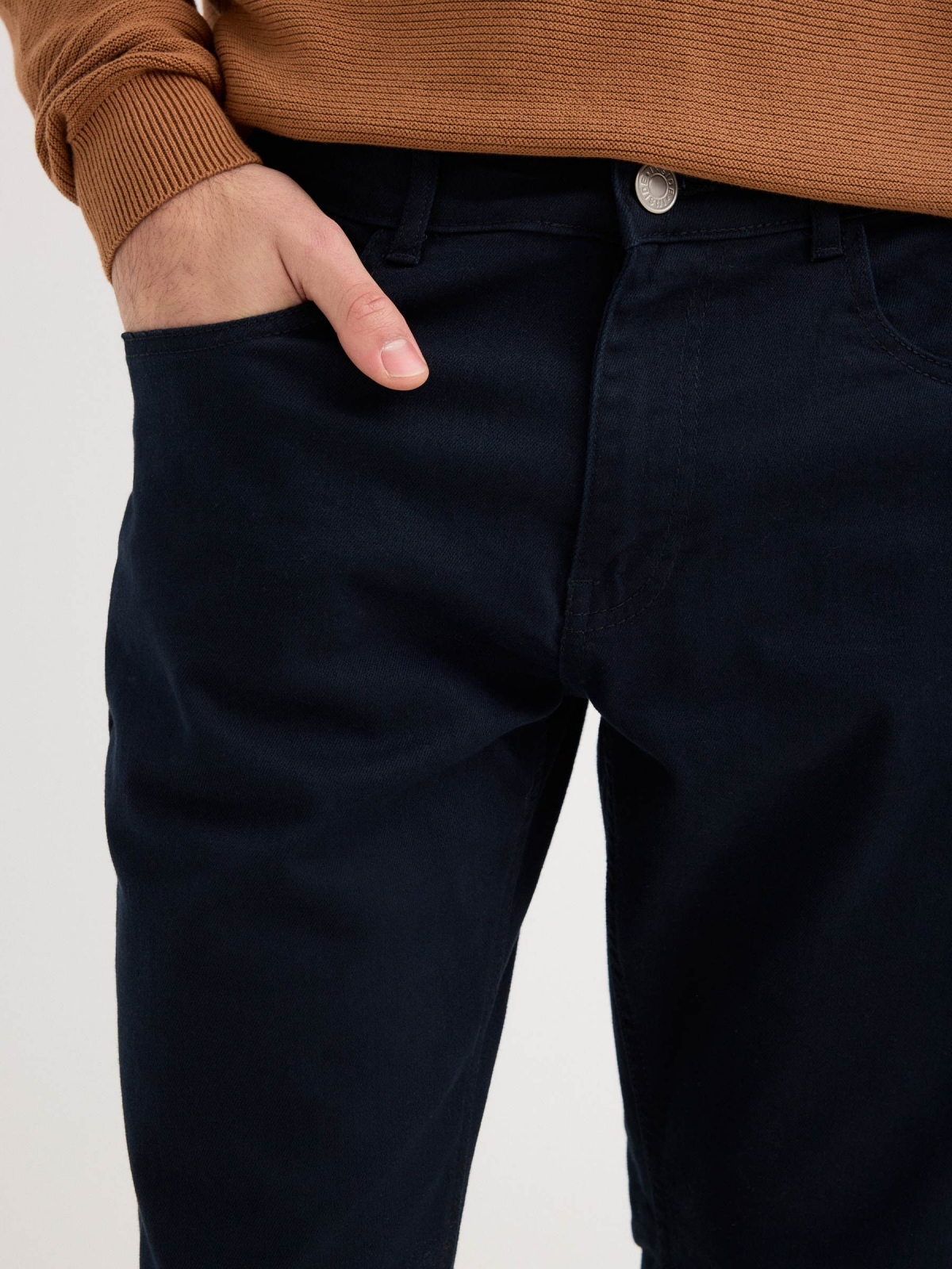 Jeans básicos de colores azul vista detalle