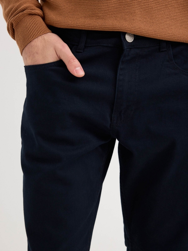 Jeans básicos de colores azul vista detalle