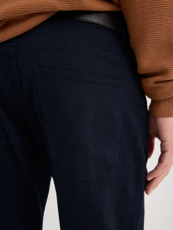 Jeans básicos de colores azul vista detalle