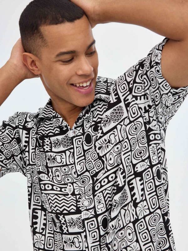 Camisa print manga corta negro vista detalle