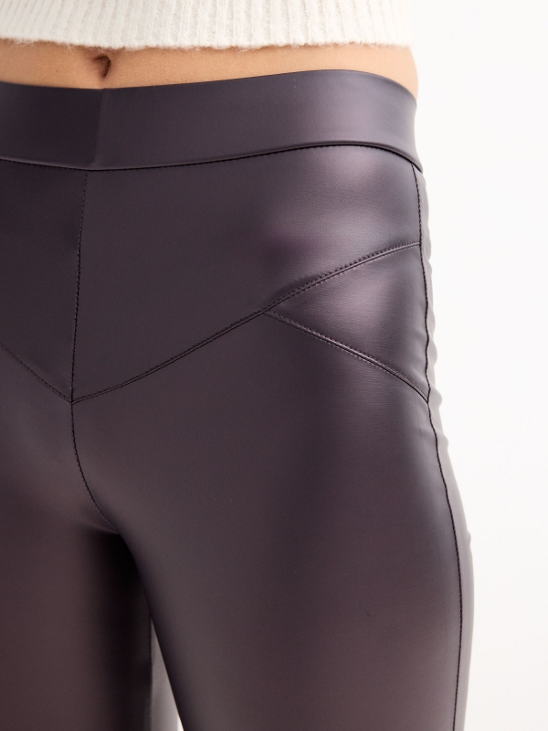 Leggings efecto piel marrón vista detalle