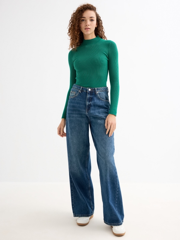 Camisola preta com gola rulê verde vista geral frontal