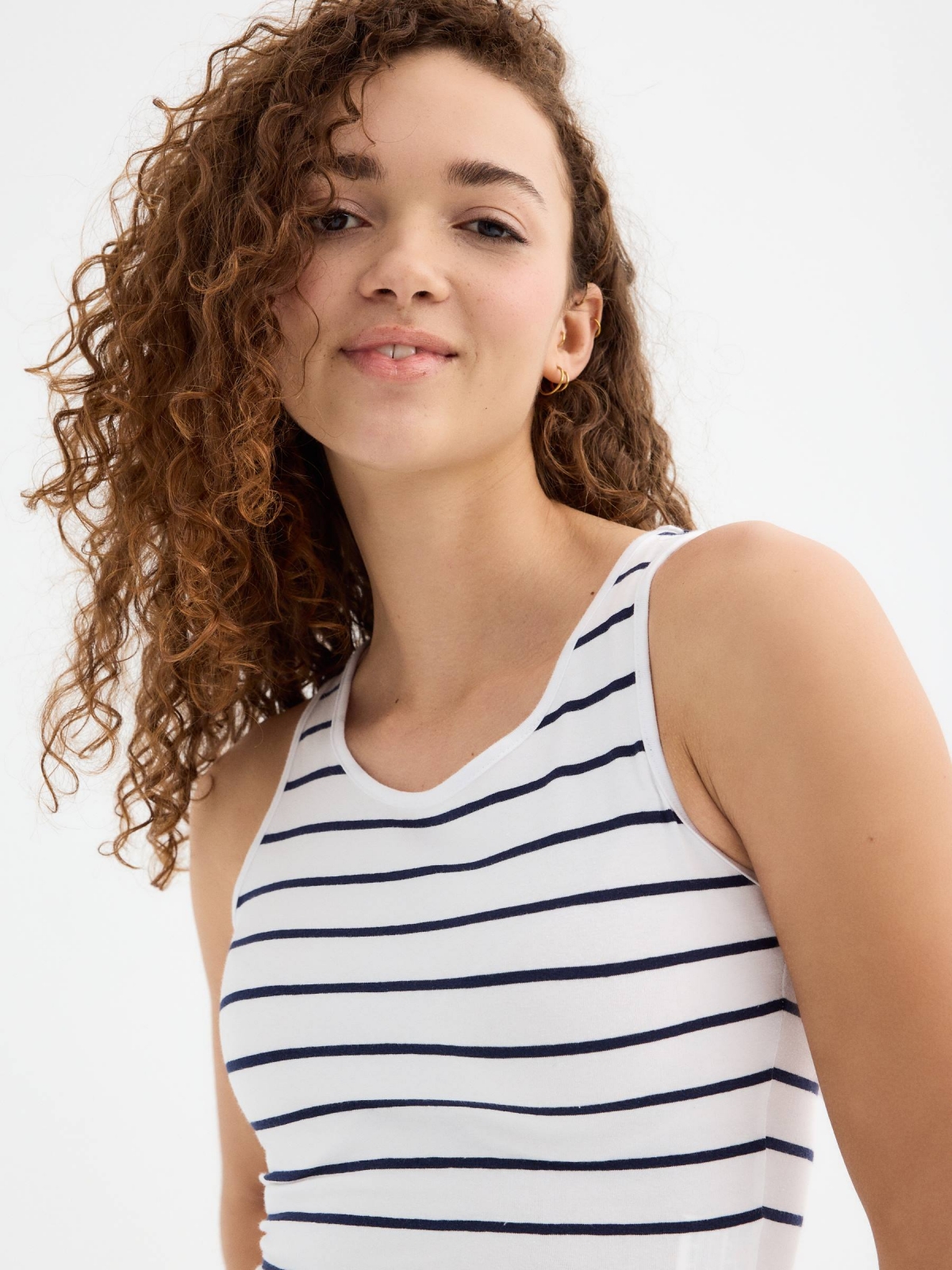 T-shirt regata curta listrada branco vista detalhe