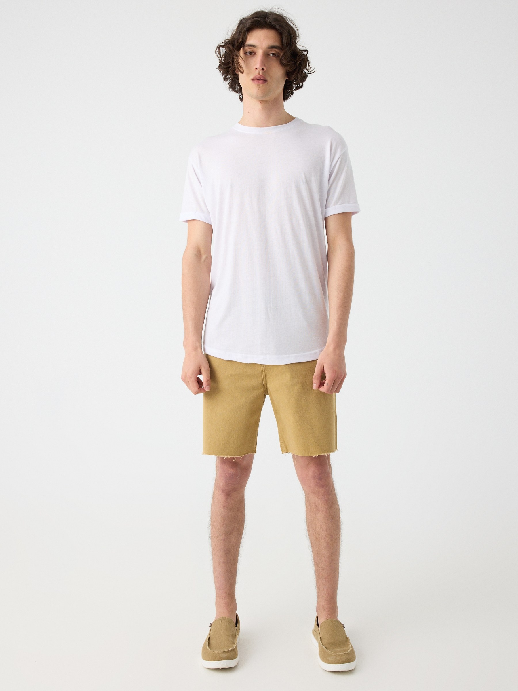 Bermuda jeans com cinco bolsos camel vista meia frontal