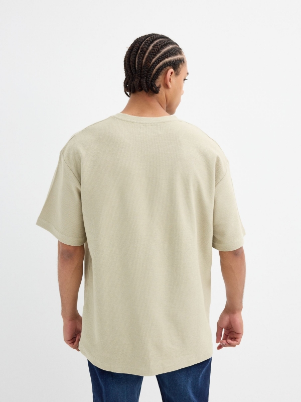 Camiseta básica oversize verde grisáceo vista media trasera