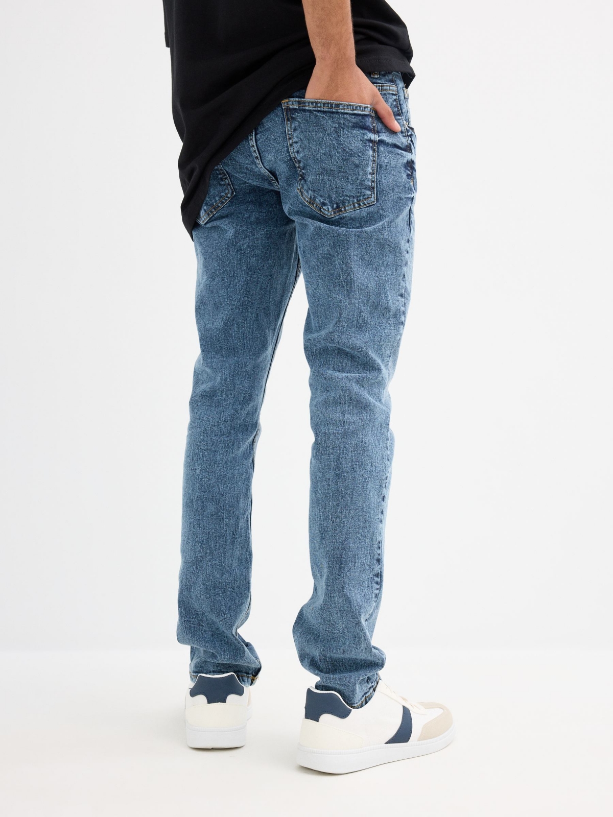 Jeans slim azul ácido azul vista media trasera