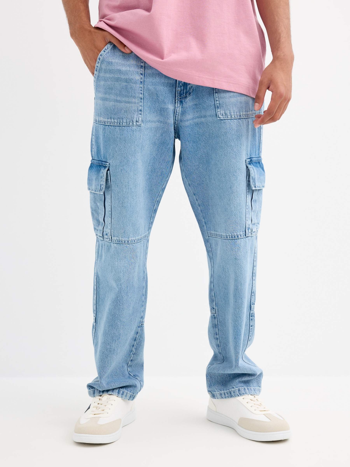 Jeans cargo multibolsillo azul vista media frontal