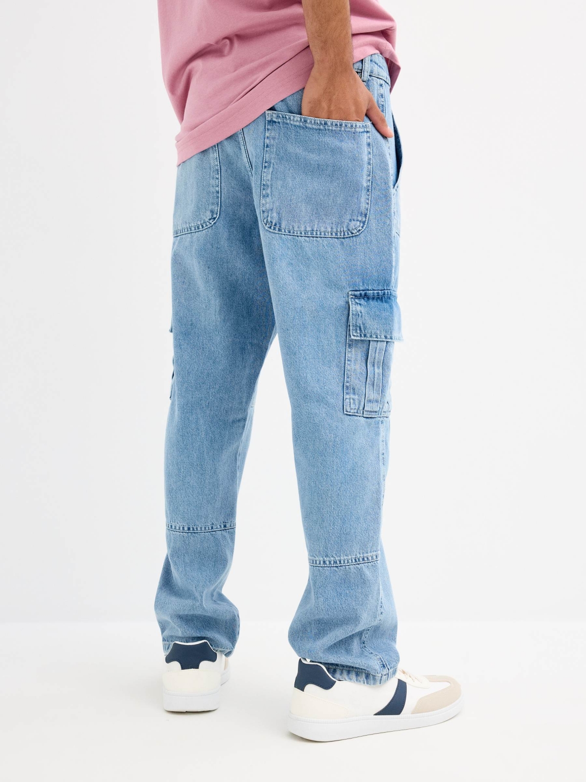 Jeans cargo multibolsillo azul vista media trasera
