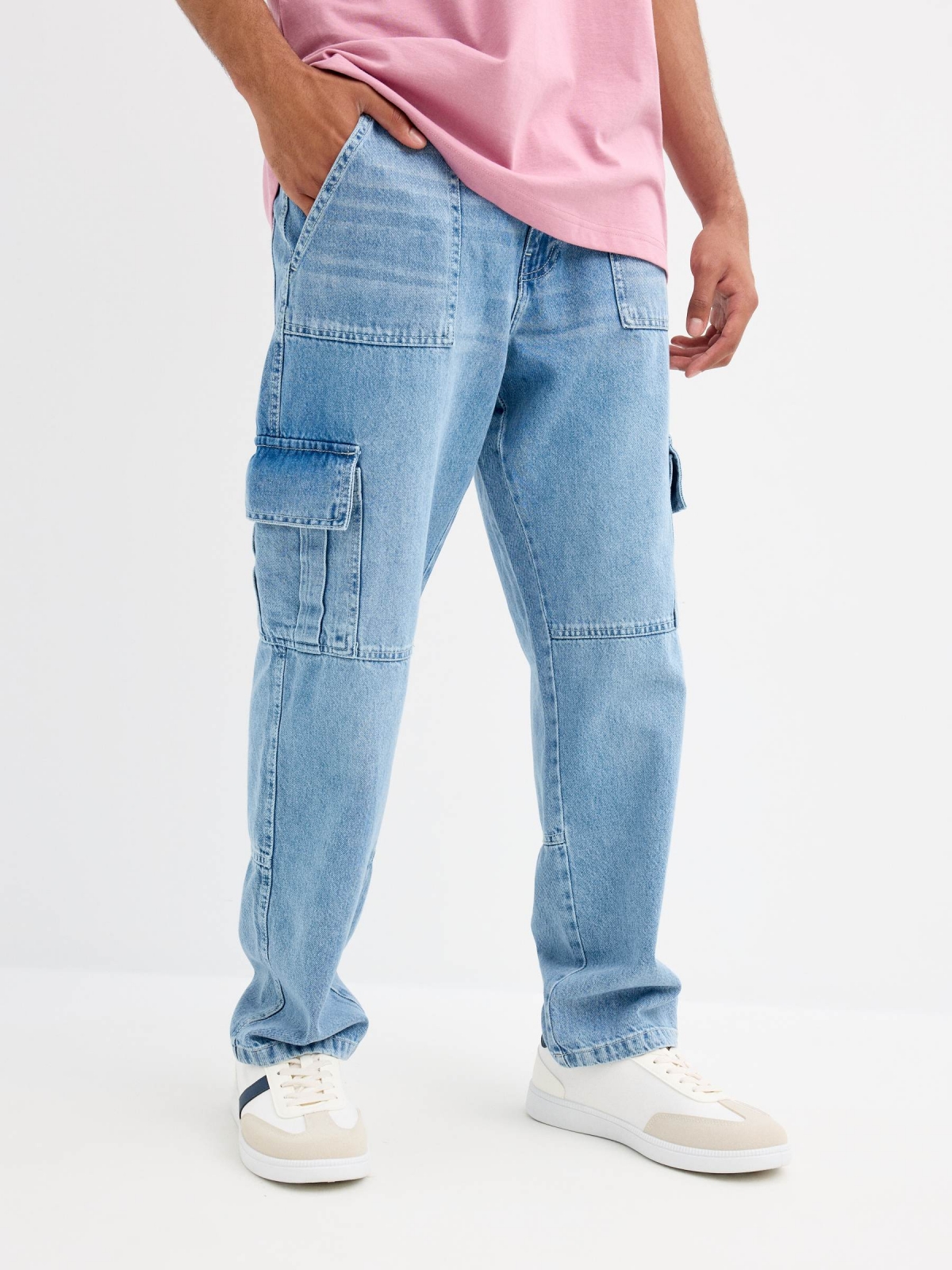 Jeans cargo multibolsillo azul vista detalle