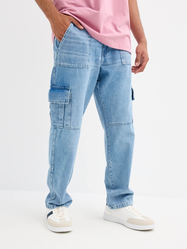 Jeans cargo multibolsillo azul vista detalle
