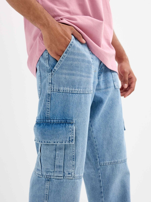 Jeans cargo multibolsillo azul vista detalle