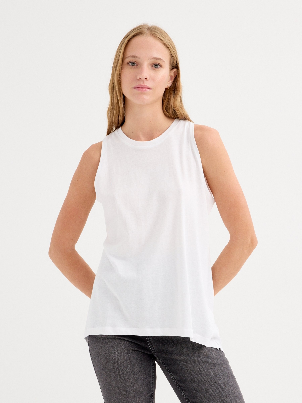 Camiseta abertura espalda blanco vista media frontal