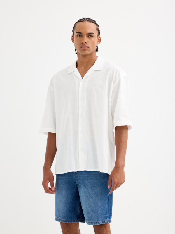 Camisa de manga curta lisa off white vista meia frontal