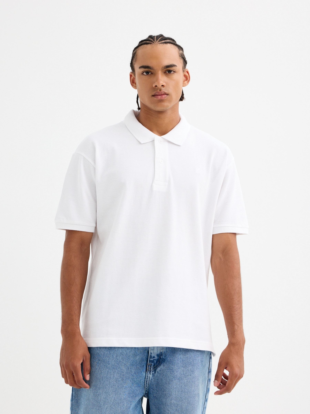 Polo básico blanco vista media frontal