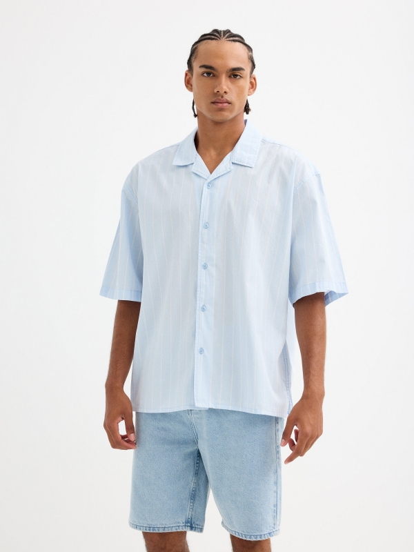 Camisa de manga curta listrada azul céu vista meia frontal