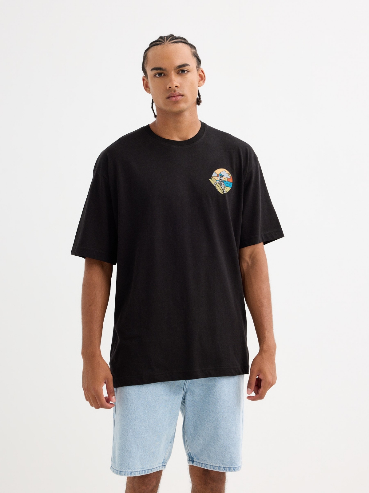 Camiseta de manga curta estampada com caveira preto vista meia frontal