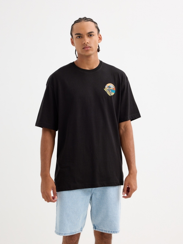 Camiseta de manga curta estampada com caveira preto vista meia frontal