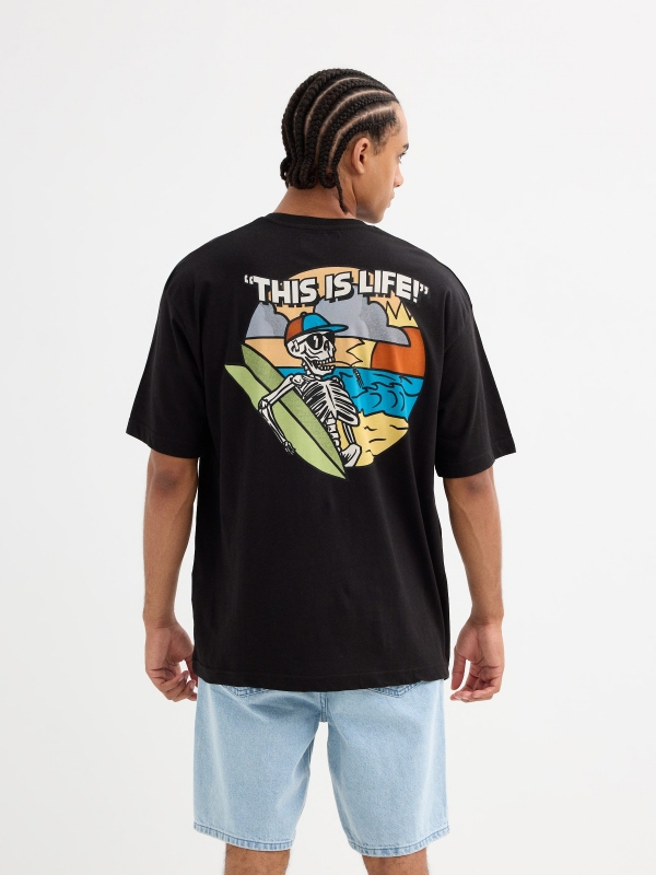 Camiseta de manga curta estampada com caveira preto vista meia traseira