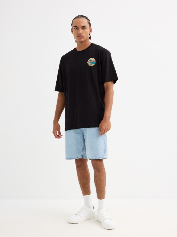 Camiseta de manga curta estampada com caveira preto vista geral frontal