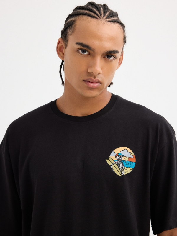 Camiseta de manga curta estampada com caveira preto vista detalhe