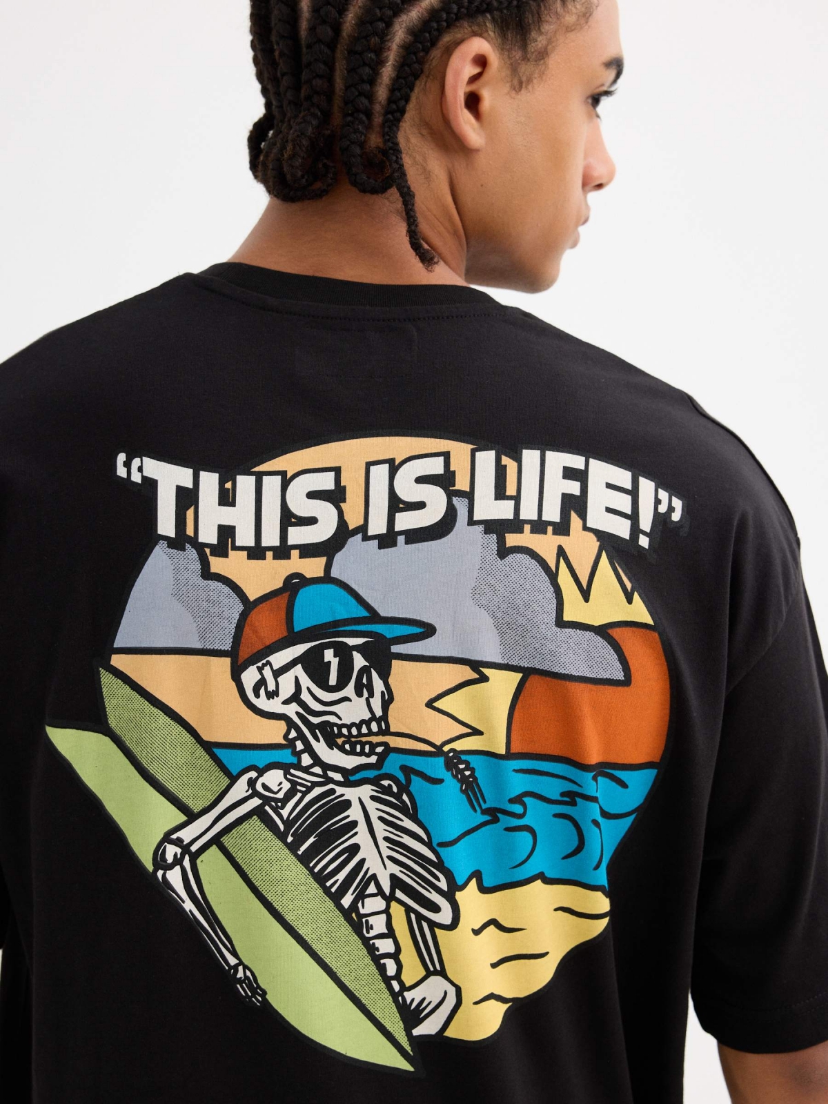Camiseta de manga curta estampada com caveira preto vista detalhe