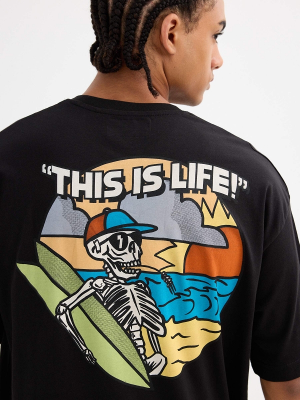 Camiseta de manga curta estampada com caveira preto vista detalhe