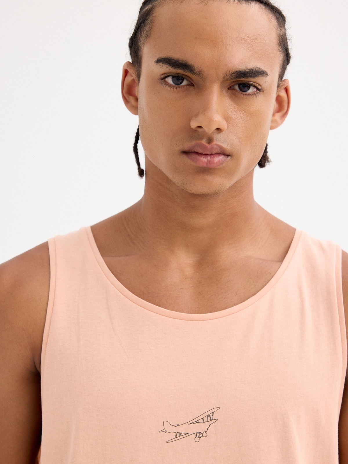 Camiseta tirantes estampado avioneta rosa nude vista detalle